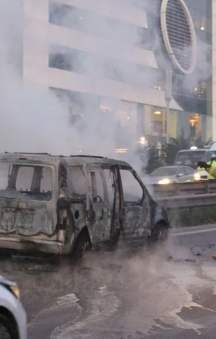 Son dakika: D-100'de araç alev alev yandı, trafik yoğunluğu oluştu