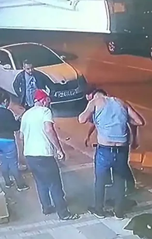 Şakanın sonu ölümle bitti! Kapıya ittiği arkadaşının karnına cam saplandı feci şekilde can verdi