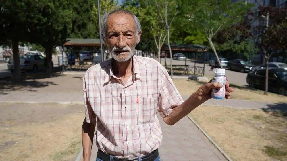34-yil-sonra-su-icti-bu-kez-yemekten-kesildi-1784723192242.jpeg 34 yıl sonra su içti bu kez yemekten kesildi! 79 yaşındaki Mustafa Akbıyık 39 kiloya düştü-4