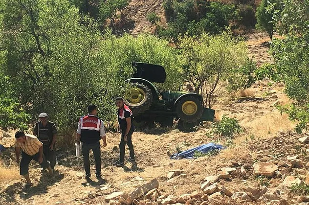 Traktör şarampole devrildi! 1 ölü, 1 yaralı