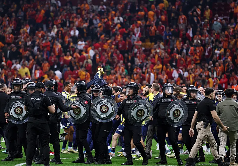 Fenerbahçe'de Edin Dzeko'nun Galatasaray maçı sonrası görüntüsü olay oldu! Alkış alan hareket - 13