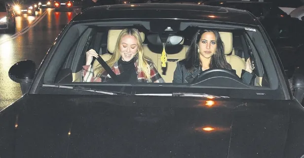 Hülya Avşar'ın kızı Zehra Çilingiroğlu Arnavutköy'de dostlarıyla buluştu