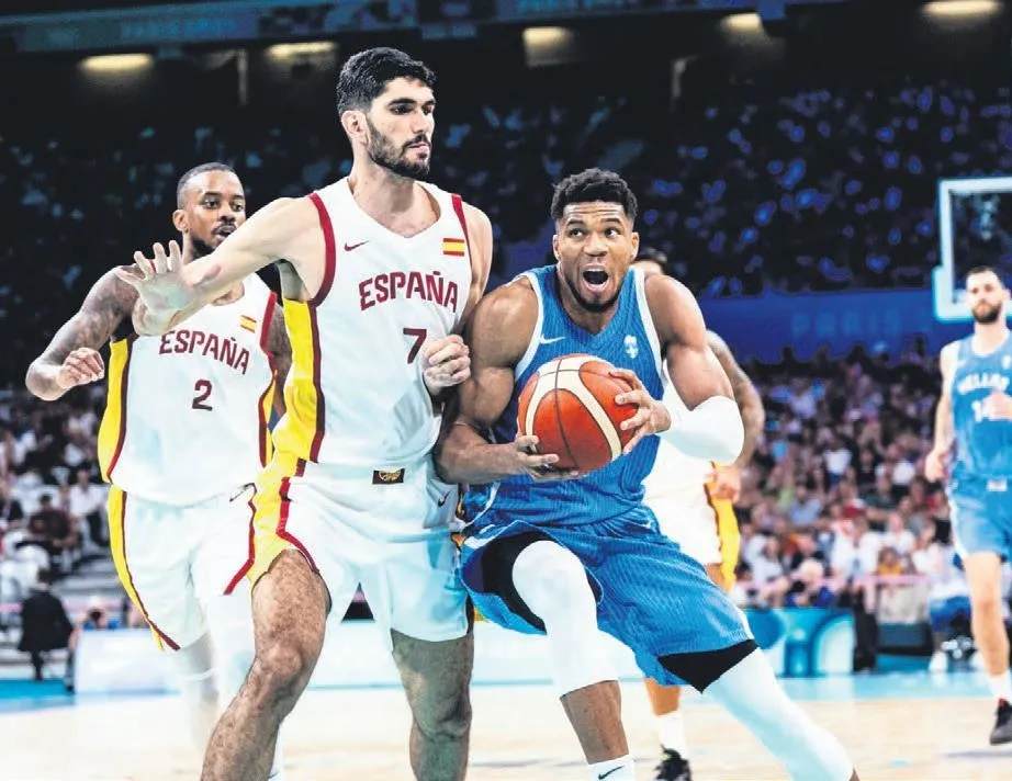 İspanya Paris’te siftah yaptı