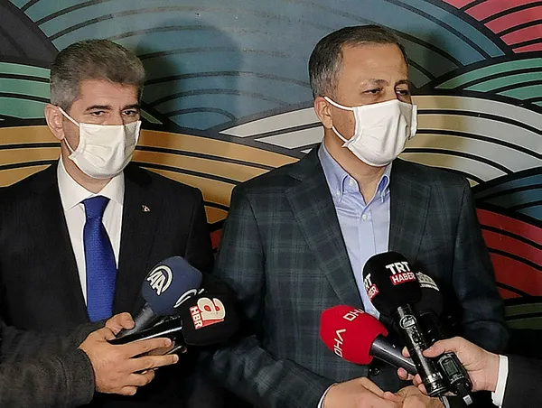 icisleri-bakan-yardimcisi-muhterem-ince-ve-istanbul-valisi-ali-yerlikaya-evsizleri-ziyaret-edip-hediyeler-verdi-1609453070402.jpg İçişleri Bakan Yardımcısı Muhterem İnce ve İstanbul Valisi Ali Yerlikaya evsizleri ziyaret edip hediyeler verdi-1