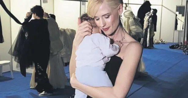 Wilma Elles podyumda konuştu! Annelik ve set hayatı iç içe girdi