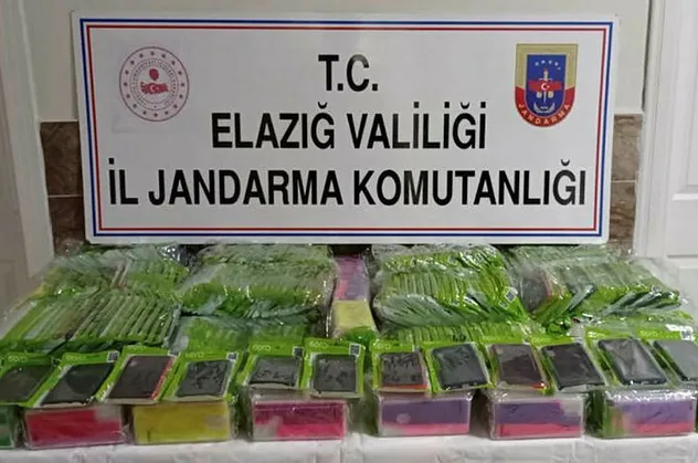 Elazığ'da, gümrük kaçağı 550 cep telefonu aksesuarı ele geçirildi