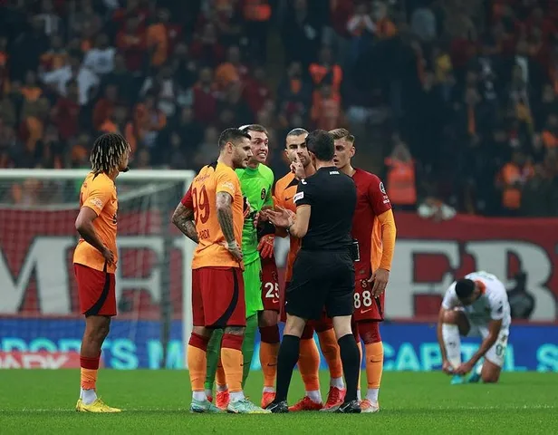 galatasaray-alanyaspor-karsisinda-ilk-yarisini-2-0-tamamladigi-karsilasmada-ustunlugunu-koruyamadi-1666552957988.jpeg