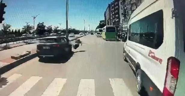 Kocaeli'de otomobil yaya geçidindeki kadına çarptı: O anlar kamerada