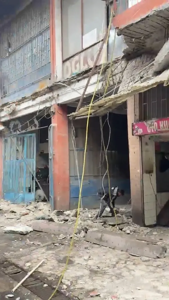 umraniyede-sanayi-sitesinde-balkon-coktu-1792836027014.jpg İstanbul Ümraniye'deki Güven Sanayi Sitesi'nde yıkım hazırlığı sırasında balkon çöktü! 3 işçi yaralandı-5