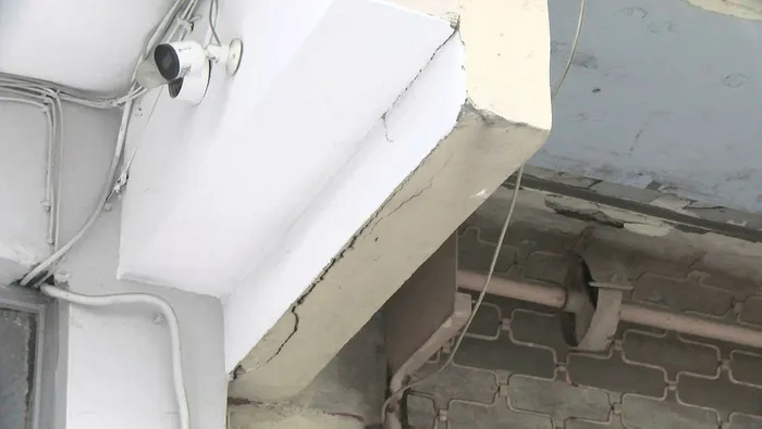 51lik-deprem-sonrasi-kucukcekmecede-hasar-ihbari-yapilan-bina-incelendi-kolonlarda-catlak-ve-demir-cikintilari-1701692349097.jpg 5.1'lik deprem sonrası Küçükçekmece'de 'hasar' ihbarı yapılan bina incelendi! Kolonlarda çatlak ve demir çıkıntıları...-4