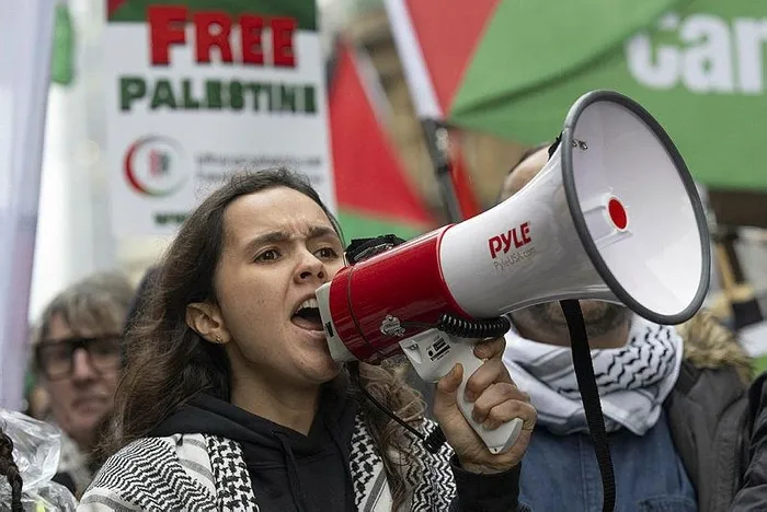 londrada-filistin-icin-insan-seli-ateskes-oylamasina-veto-veren-abd-ve-cekimser-oy-kullanan-ingiltereye-tepki-1702142174124.jpeg Londra'da Filistin için insan seli! ABD ve İngiltere'ye BMGK tepkisi: Sizden utanç duyuyoruz-4