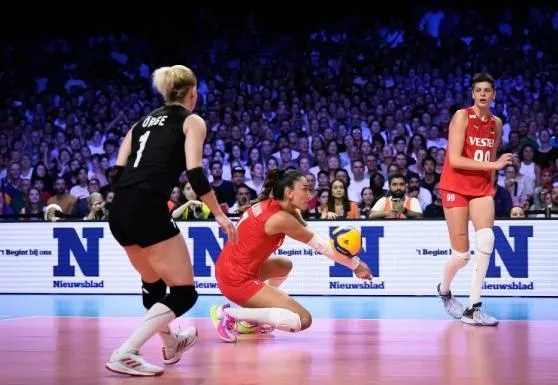 sirbistani-devirdik-tarih-yazdik-turkiye-avrupa-sampiyonu-1693774295720.jpeg Filenin Sultanları yurda döndü! Türkiye A Milli Kadın Voleybol Takımı Avrupa Şampiyonu! Sırada Olimpiyatlar var-13