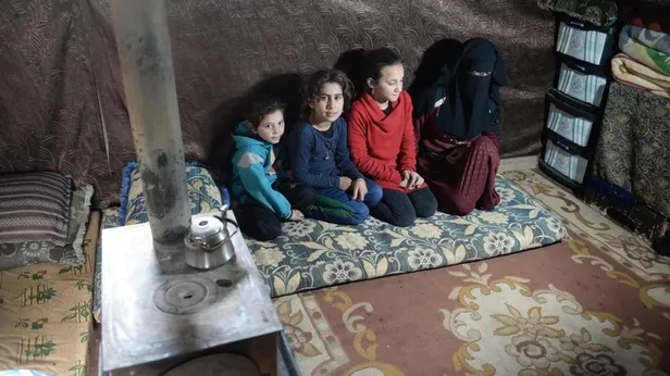 Türkiye sınırındaki kampta kahreden ölüm! 7 aylık bebek soğuktan donarak hayatını kaybetti-2