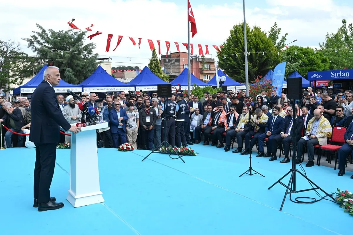 nazillide-festival-heyecani-bakan-ersoy-ureticiler-ve-sanatkarlarla-bulustu-1777730150118.jpeg Nazilli’de festival coşkusu: Bakan Ersoy üreticiler ve sanatkârlarla buluştu-5