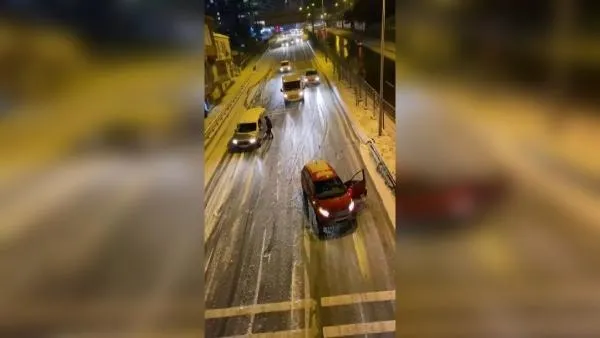 Kar yağdı, CHP'li İBB bir kez daha sınıfta kaldı! Ters dönen araçlar, gidemeyen İETT otobüsleri, tuzlanmayan yollar...-2