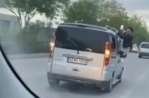 Konya'da arabanın camından sarkıp şov yapan magandaya 4 bin 458 lira ceza