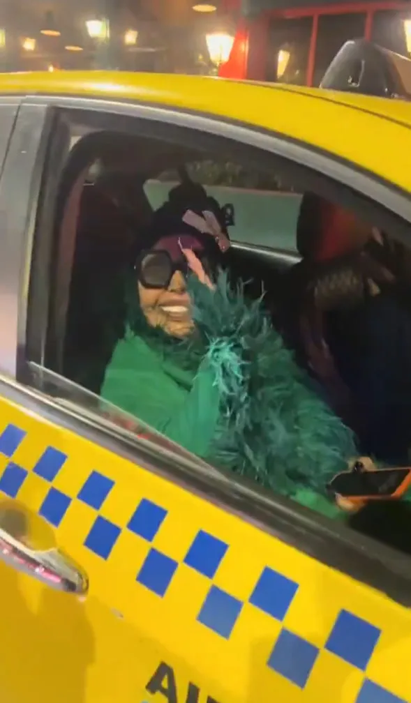 1776147216337.jpg Bülent Ersoy'un trafikteki panik anı: Hayranından "Diva" atağı I "Ödümü patlattın"-3