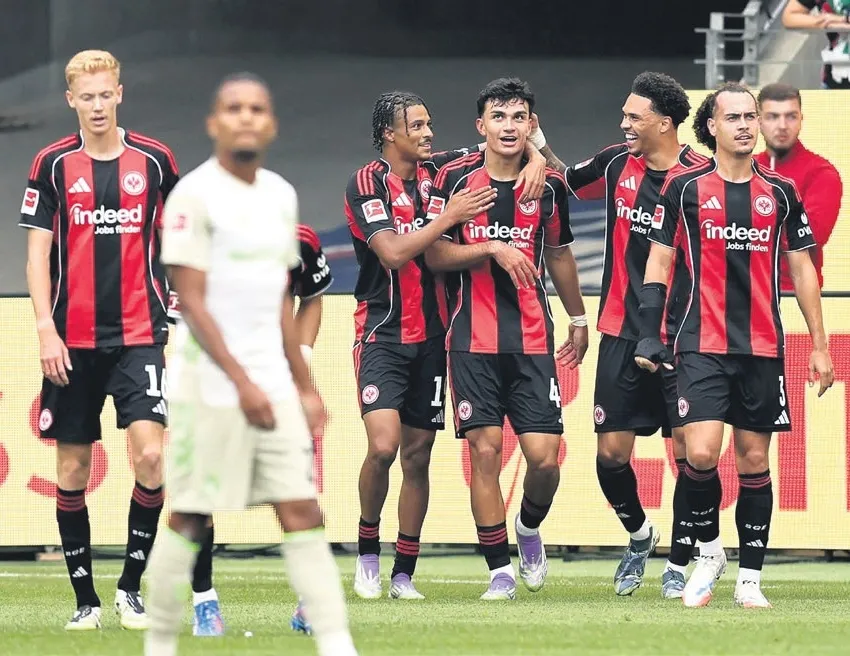 Can Uzun şov yaptı Frankfurt fark attı