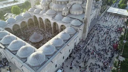 Fatih Camii’ndeki bayram namazı yoğunluğu havadan görüntülendi
