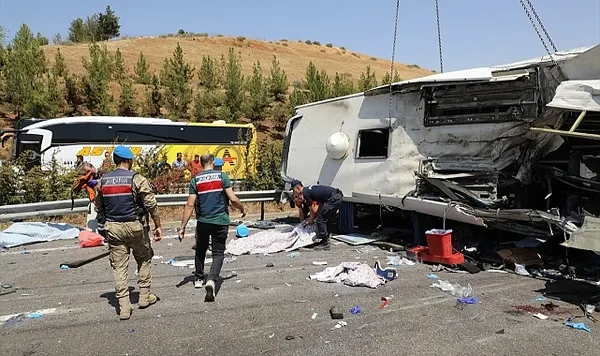 goz-gore-gore-facia-sofor-perdeyi-duzeltirken-katliama-sebep-olmus-1664612891804.jpg Göz göre göre facia: Şoför perdeyi düzeltirken katliama sebep olmuş-7