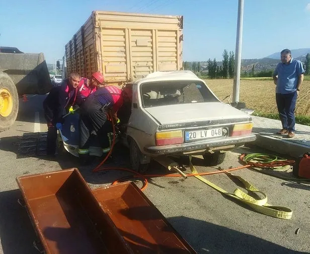 Denizli'de korkunç son! Tıra arkadan çarpan otomobil bir aileye mezar oldu-2