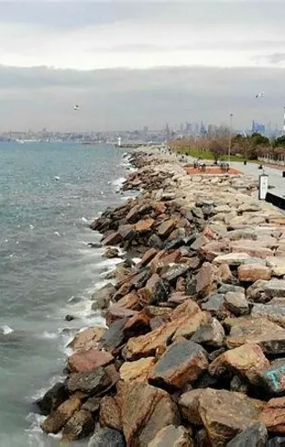 İSKİ'nin arıtma tesisinden bırakılan su Kadıköy’de denizin rengini değiştirdi