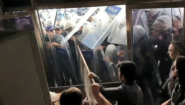 HDP'li vekillerden polise sıcak su ve cam bardaklı saldırı! |Video