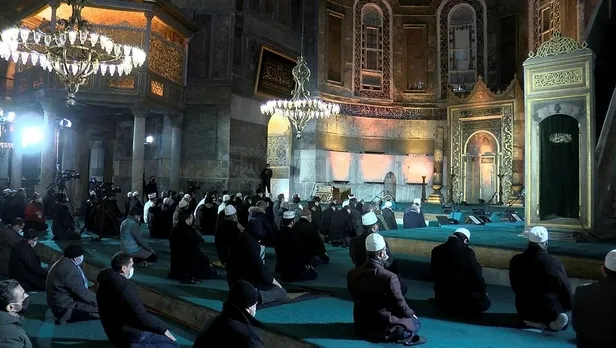 diyanet-isleri-baskani-ali-erbasin-ayasofya-camiinde-katildigi-regaib-kandili-ozel-programinda-kedi-detayi-1613682789036.jpeg Diyanet İşleri Başkanı Ali Erbaş'ın Ayasofya Camii’nde katıldığı 'Regaib Kandili Özel' programında 'kedi' detayı-5