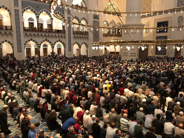 İstanbul'da ilk teravih namazı kılındı!-1