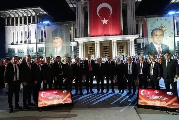 ilker-komurcu-imzali-100-yil-marsi-artik-tum-dijital-muzik-platformlarinda-1699715413609.jpeg İlker Kömürcü imzalı 100. Yıl Marşı artık tüm dijital müzik platformlarında-3