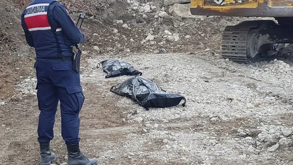 iki-iscinin-feci-olumu-tas-kirma-makine-sikistilar-1615381824410.jpg İki işçinin feci ölümü! Taş kırma makine sıkıştılar-4