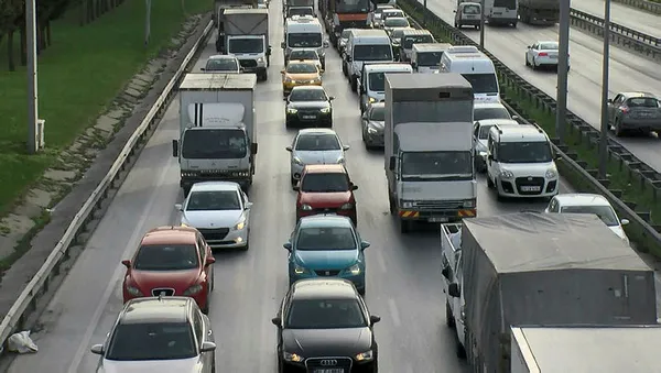 1608902998982.jpg Esenyurt'ta trafiği kilitleyen kaza! Araç hurdaya döndü-3