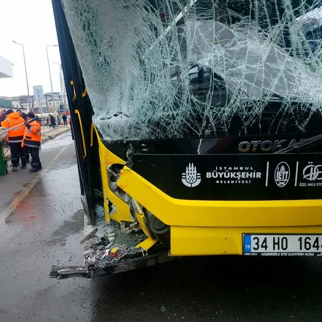 İETT otobüsü yolcu minibüsü çarpıştı