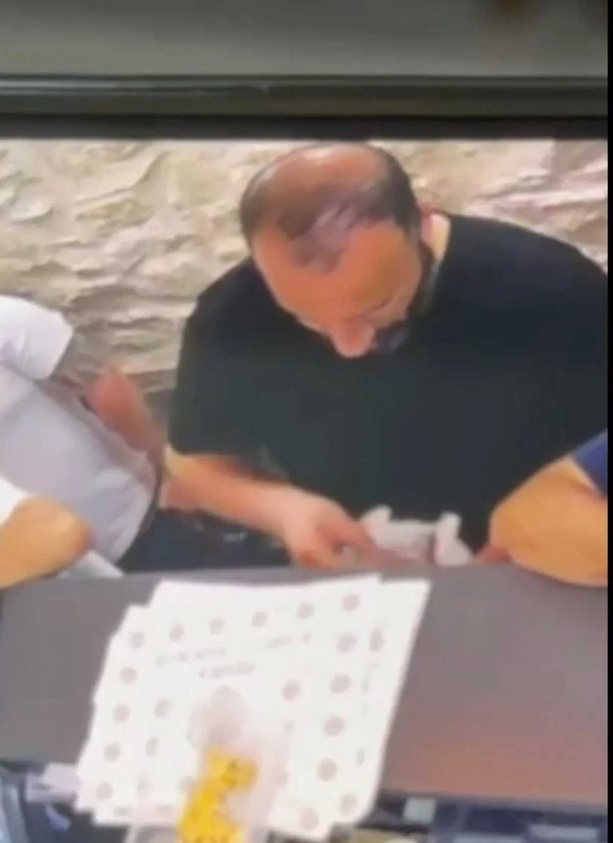 sozde-dubaili-kuyumcu-tuzagi-15-milyonluk-altini-alan-3-zanli-tutuklandi-1783855155113.jpeg Dubaili kuyumcu tuzağıyla 15 milyonluk vurgun: 2,5 kilogram altını alan 3 zanlı parayı bir haftada harcadı-4