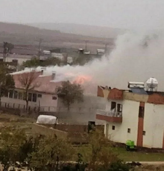 diyarbakirda-okul-catisi-yandi-ogrenciler-tahliye-edildi-1700489831782.jpeg Diyarbakır'da okul çatısı yandı: Öğrenciler tahliye edildi-2