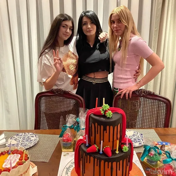 Aleyna Tilki'nin annesi öz güven patlaması yaşadı! "Kendime çok güveniyorum" deyip kolunu öpen Havva Öztel’den Kardashian itirafı - 3