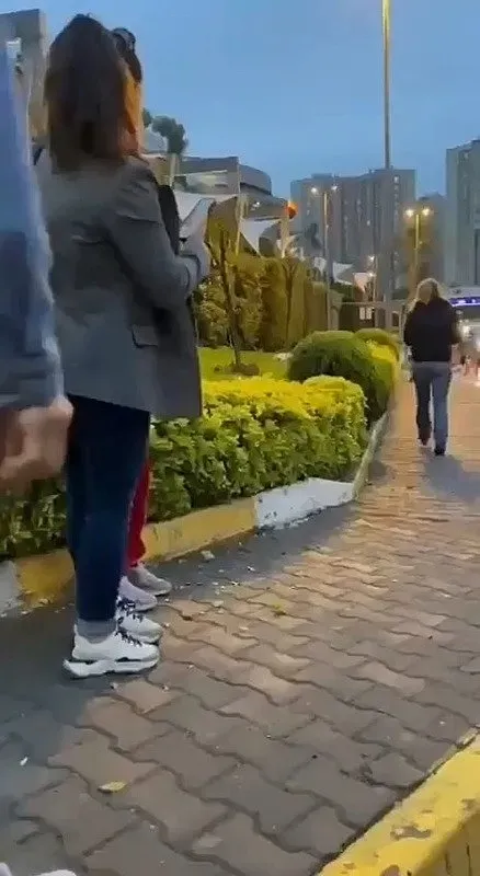 Küçükçekmece'de kızına şiddet uygulayan annenin görüntüleri çıktı! 'Alın sizin olsun' diye çocuğunu bırakıp gitti-3