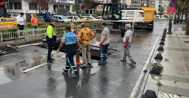 İstanbul Eyüpsultan'da İETT otobüsü geçerken sağanak yağış etkisiyle yol çöktü