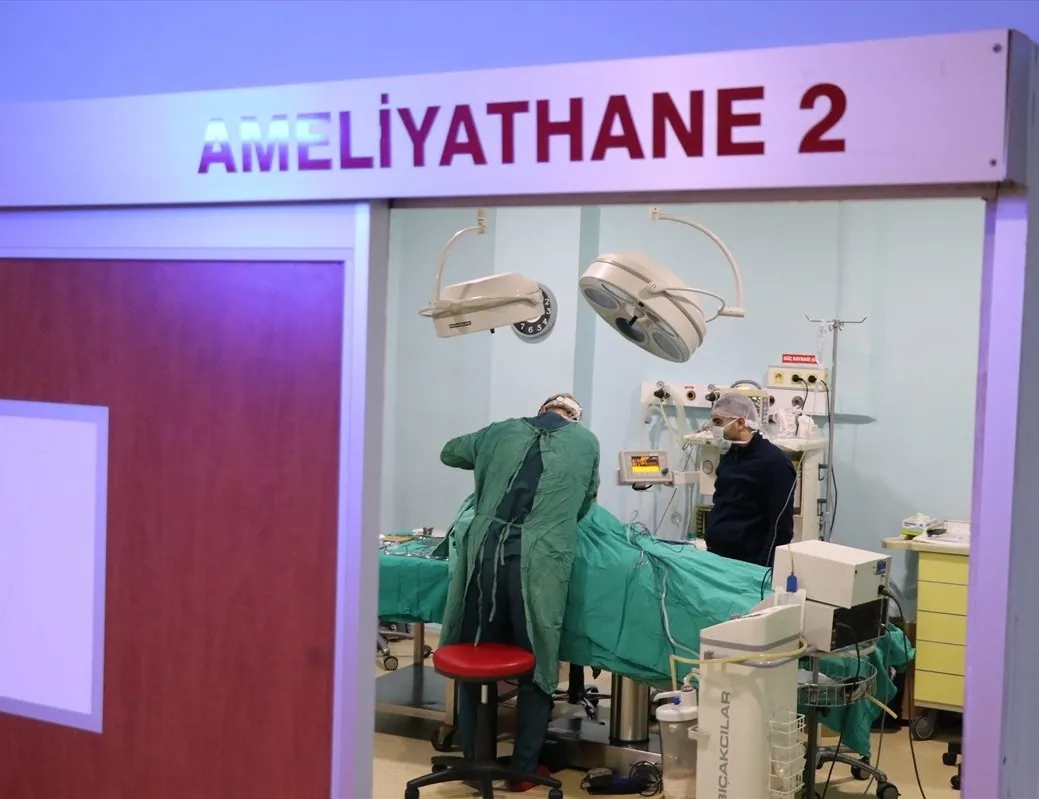 Kadının midesinden 1,5 kilo saç yumağı çıktı