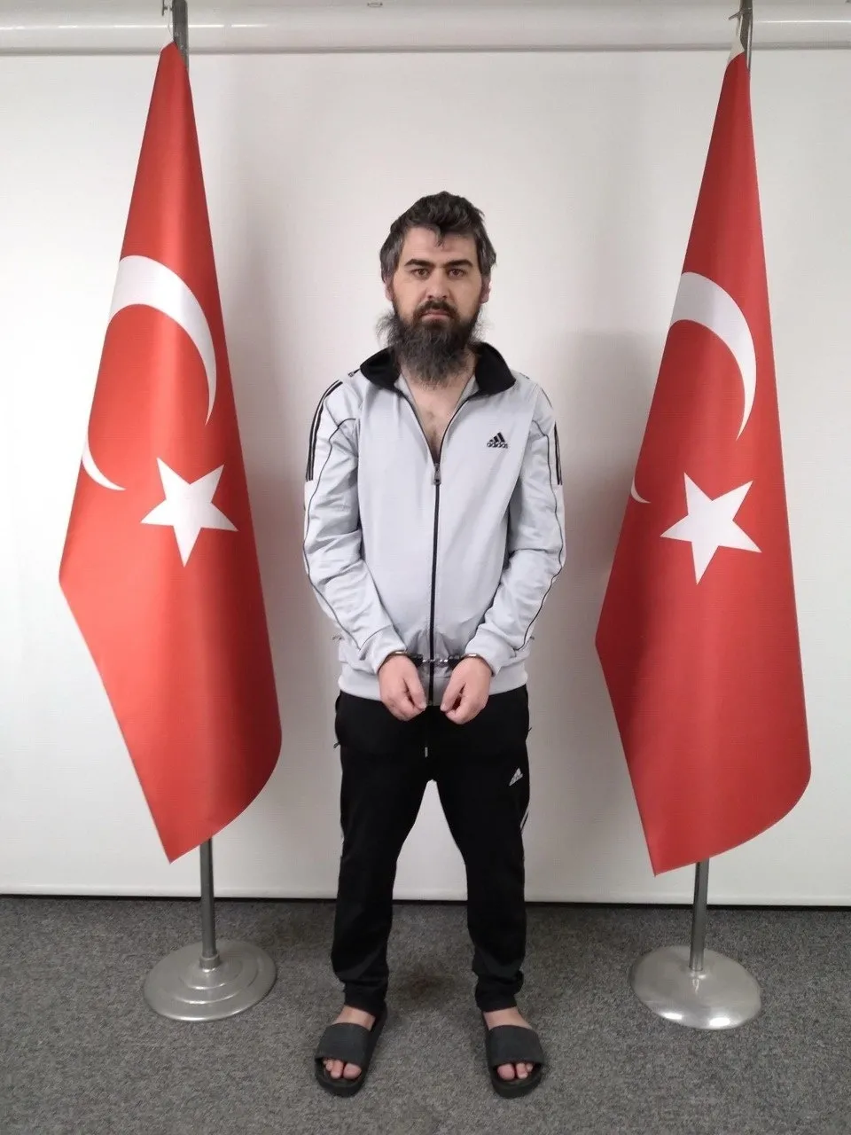 mitten-sinir-otesi-operasyon-kirmizi-bultenle-aranan-10-deasli-terorist-yakalandi-isim-isim-liste-1779520786023.jpg MİT'ten sınır ötesi operasyon: Kırmızı bültenle aranan 10 DEAŞ'lı terörist yakalandı | İsim isim liste-5