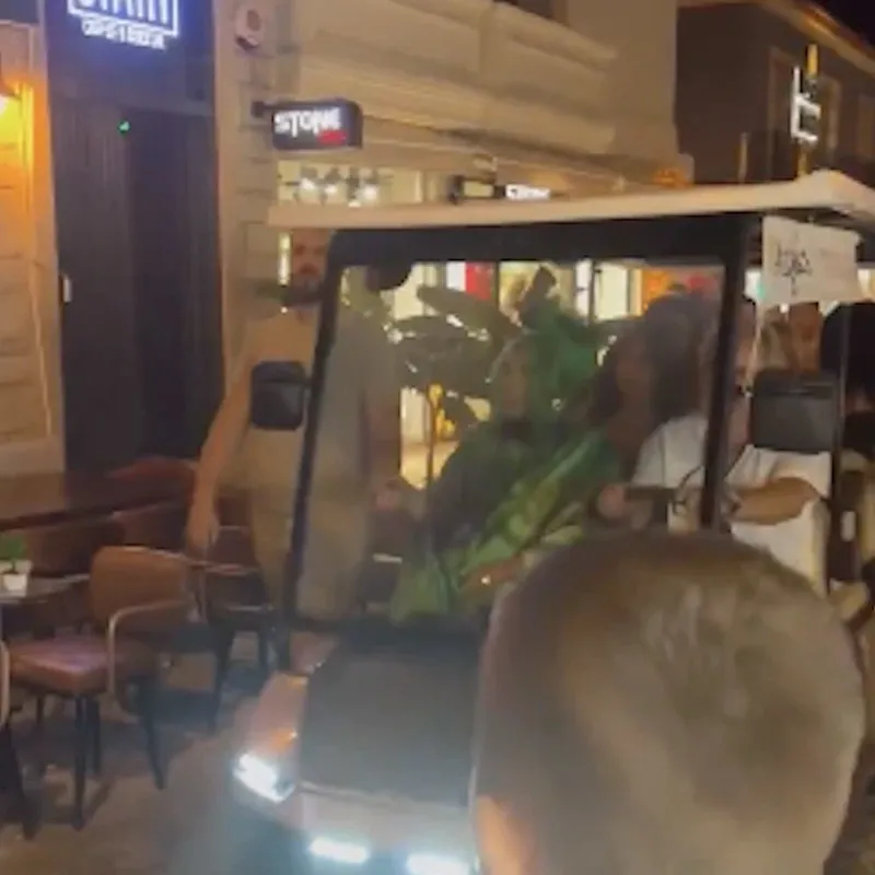 bulent-ersoy-alacatida-golf-araciyla-dikkat-cekti-1785932926319.jpg Korumalar eşliğinde halkın arasından geçti! Bülent Ersoy konser alanına golf aracıyla gitti-3