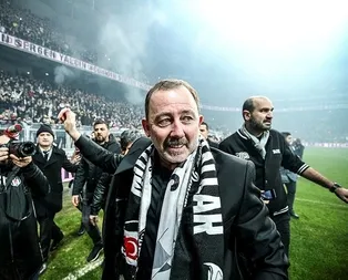 Bizimkisi bir aşk hikayesi! Sergen Yalçın 21 bin taraftar önünde Beşiktaşa 1.5 yıllık imza attı
