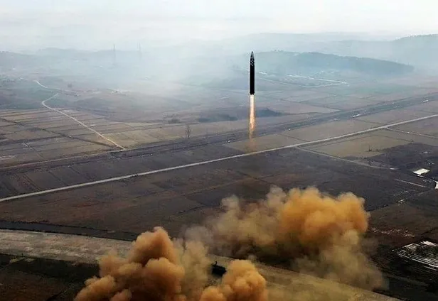 Kuzey Kore lideri Kim Jong-un kıtalararası füze denemesinde ilk defa kızı Ju Ae ile görüntülendi!-9