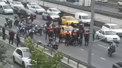 istanbul-zeytinburnunda-motosikletli-polis-ekibi-taksiye-carpti-2-polis-yarali-1715366209543.jpg