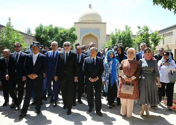Cumhurbaşkanı Erdoğan, Nakşibendi Hazretleri'nin türbesini ziyaret etti-3