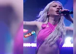 Ece Seçkin Sahneye sütyensiz çıktı! Derin dekolteli tarzı dikkat çekti