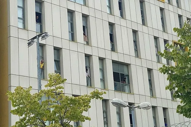 Polis 7 gün 24 saat nöbette! İşte koronavirüs firarilerinin kaldığı Sancaktepe’deki İyimaya Yurdu