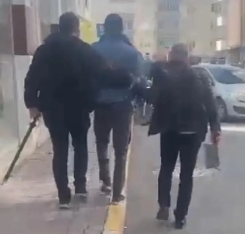 Iğdır'da AK Parti İl binasına satırlı saldırı: Şüpheli akıl sağlığı için hastaneye sevk edildi-2