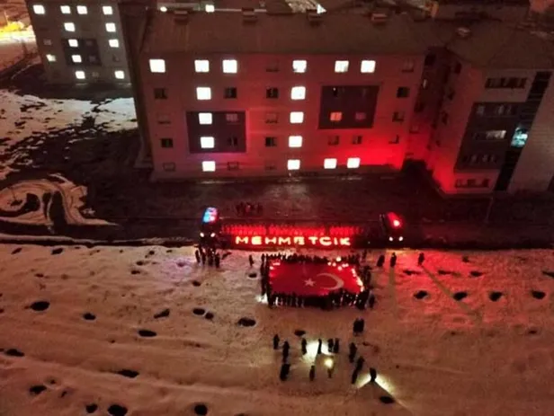 Muş'ta üniversite öğrencilerinden Bahar Kalkanı Harekatı'nda görev alan Mehmetçiğe bayrak ve ışıklı destek-4