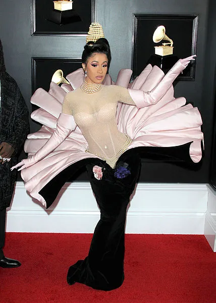 kandirmislar-ermenistana-destek-veren-cardi-b-azerbaycanlilardan-ozur-diledi-1602181091415.jpg Kandırmışlar: Ermenistan'a destek veren Cardi B, Azerbaycanlılardan özür diledi-3